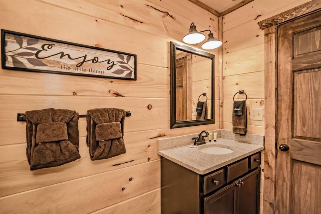 Shelter Me - 5 Miles To Dollywood , Hot Tub, Wi-Fi, Game Room 鸽子谷 外观 照片